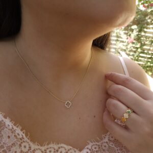 Delicate flower necklacce